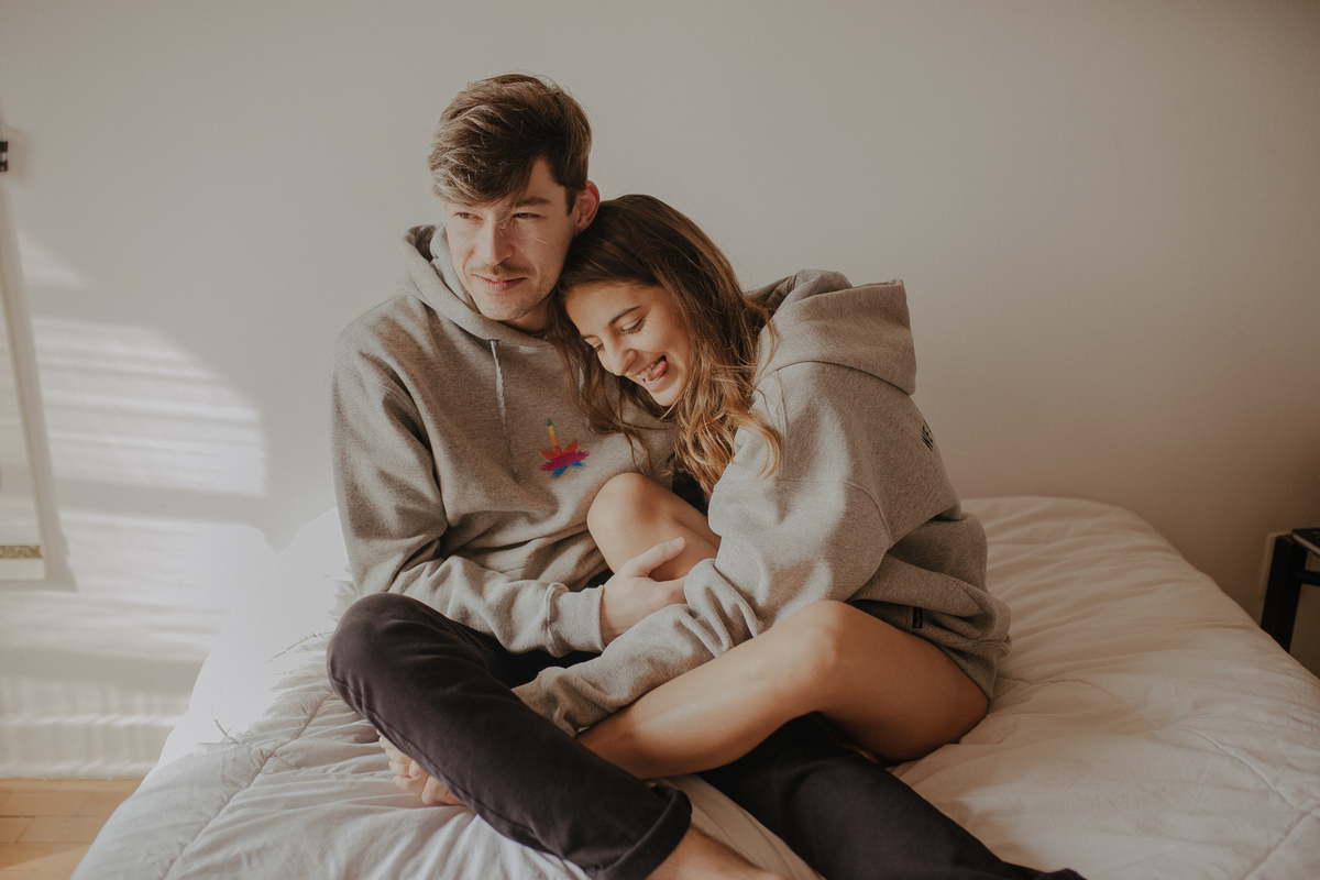 ensaio de casal são paulo. Pré casamento em são paulo. Foto de casal em casa na cama. Jessica Mendes Fotografia. Casal descolado . Fotos de casal fumando.
