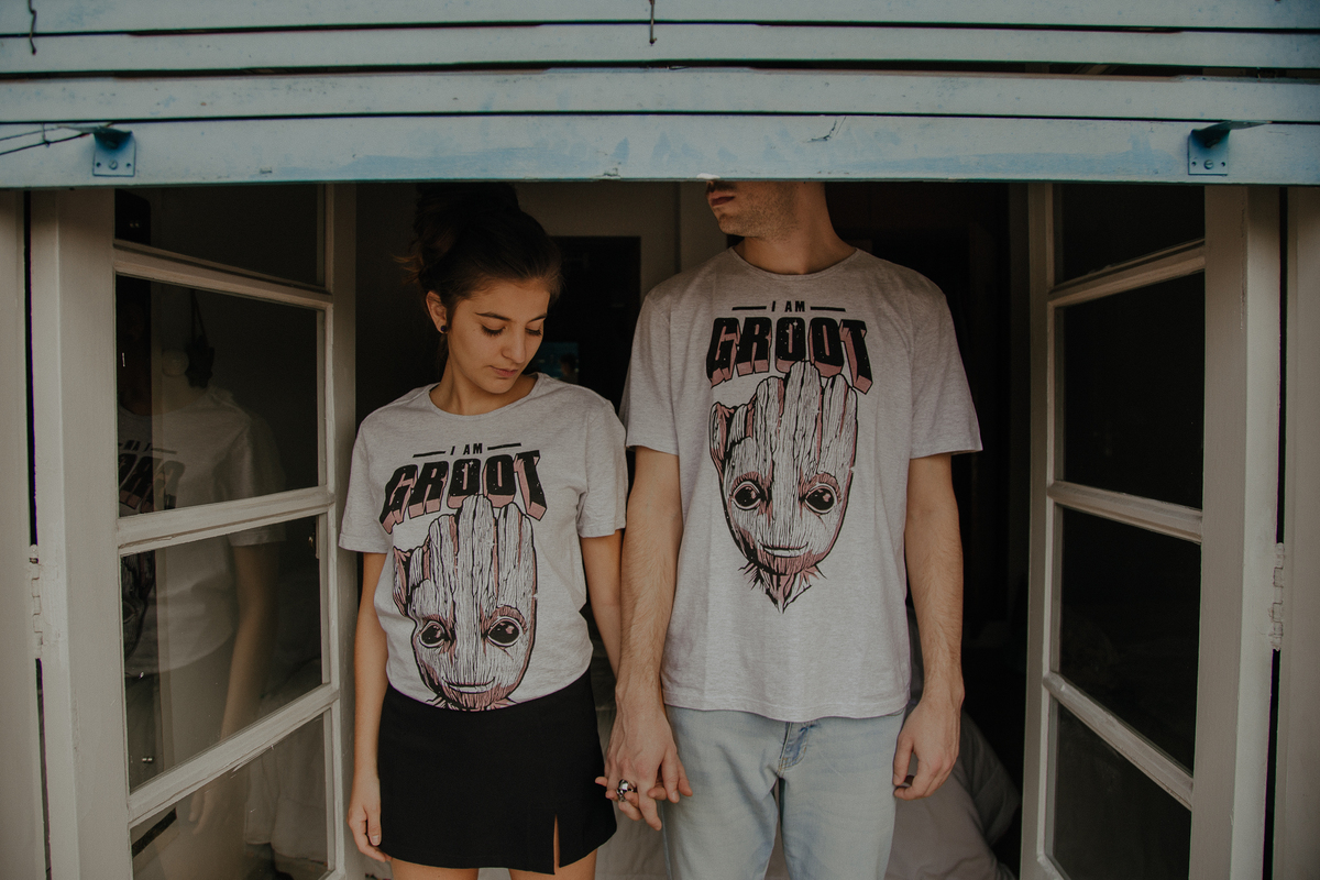 ensaio de casal são paulo. Pré casamento em são paulo. Foto de casal em casa na cama. Jessica Mendes Fotografia. Casal descolado . Fotos de casal fumando.