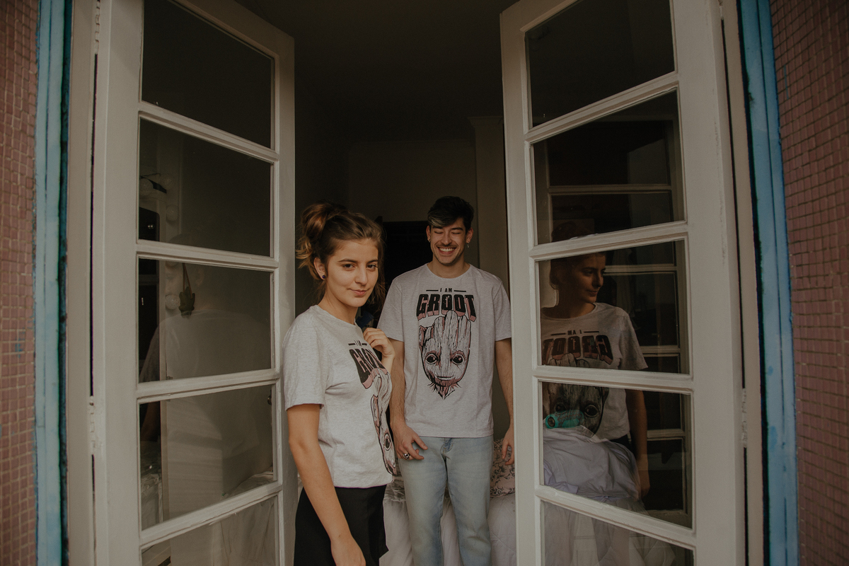 ensaio de casal são paulo. Pré casamento em são paulo. Foto de casal em casa na cama. Jessica Mendes Fotografia. Casal descolado . Fotos de casal fumando.
