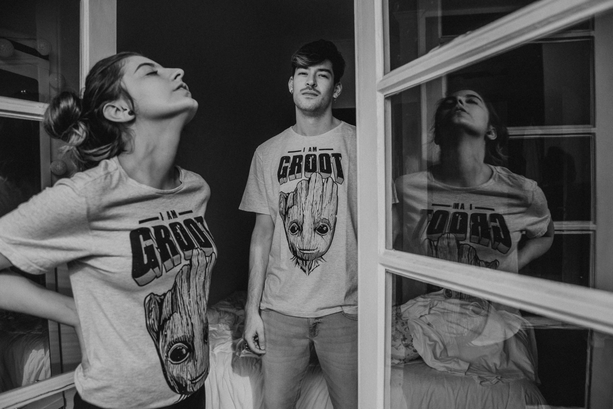 ensaio de casal são paulo. Pré casamento em são paulo. Foto de casal em casa na cama. Jessica Mendes Fotografia. Casal descolado . Fotos de casal fumando.