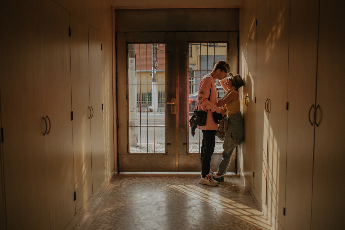 ensaio de casal são paulo. Pré casamento em são paulo. Foto de casal em casa na cama. Jessica Mendes Fotografia. Casal descolado . Fotos de casal fumando.
