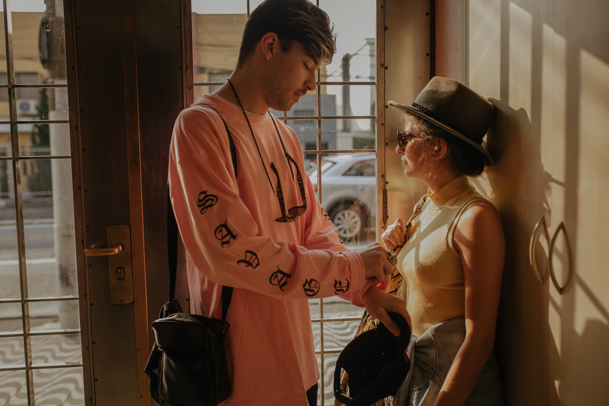 ensaio de casal são paulo. Pré casamento em são paulo. Foto de casal em casa na cama. Jessica Mendes Fotografia. Casal descolado . Fotos de casal fumando.