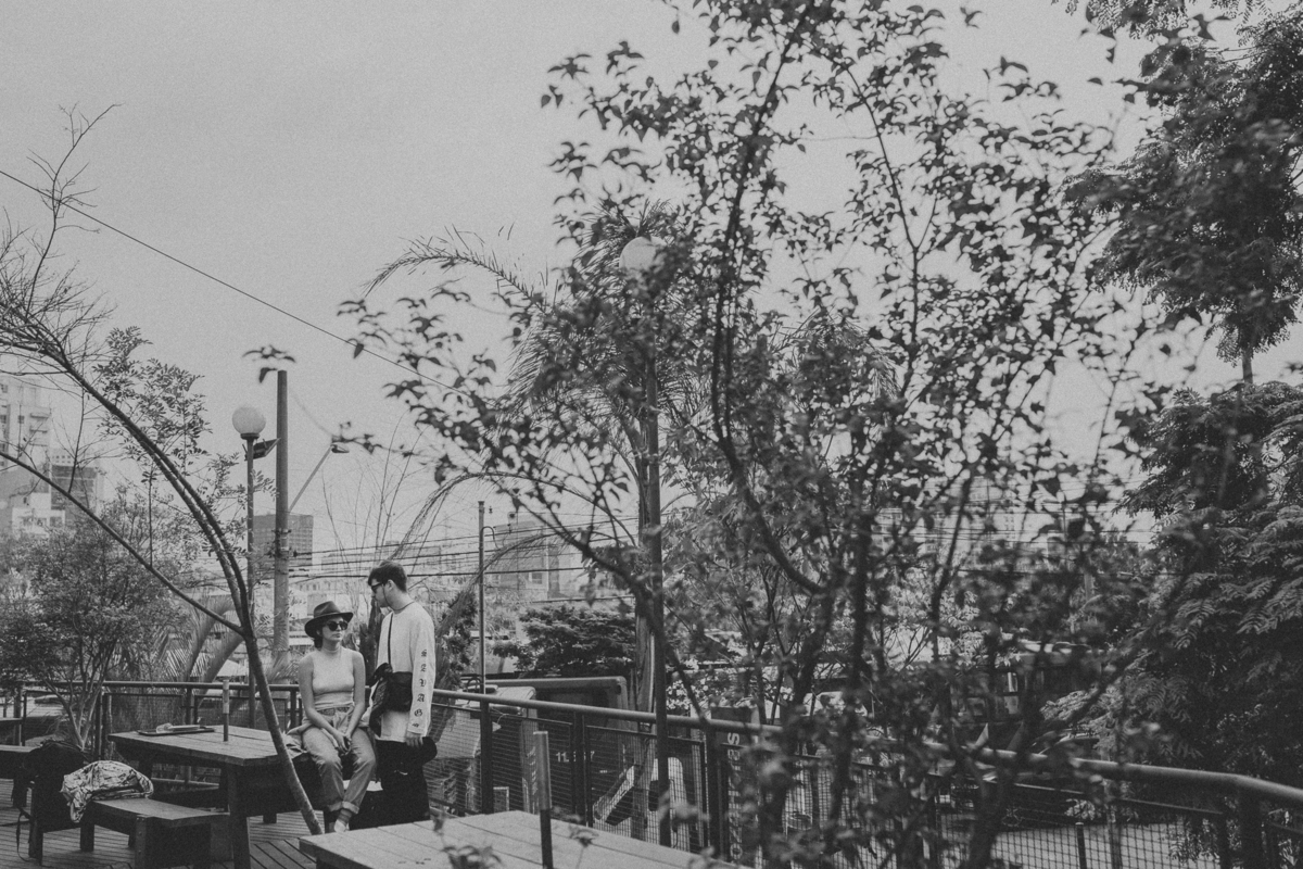 ensaio de casal são paulo. Pré casamento em são paulo. Foto de casal em casa na cama. Jessica Mendes Fotografia. Casal descolado . Fotos de casal fumando.