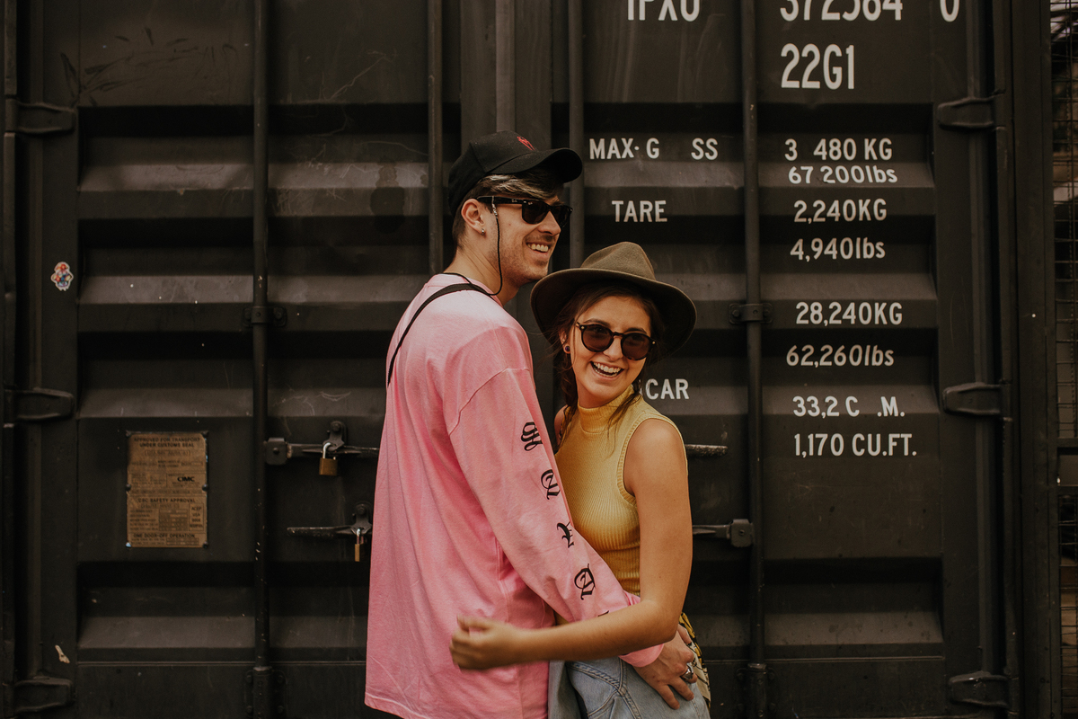 ensaio de casal são paulo. Pré casamento em são paulo. Foto de casal em casa na cama. Jessica Mendes Fotografia. Casal descolado . Fotos de casal fumando.