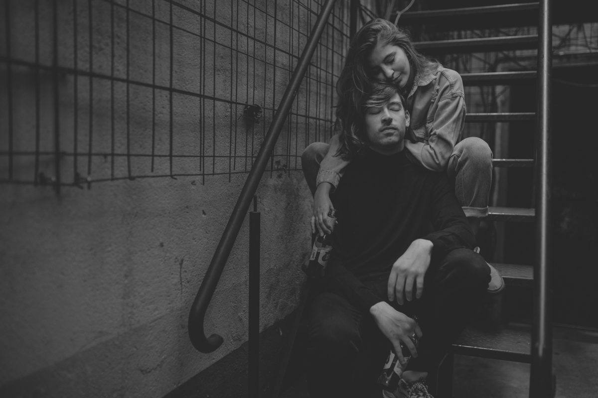 ensaio de casal são paulo. Pré casamento em são paulo. Foto de casal em casa na cama. Jessica Mendes Fotografia. Casal descolado . Fotos de casal fumando.