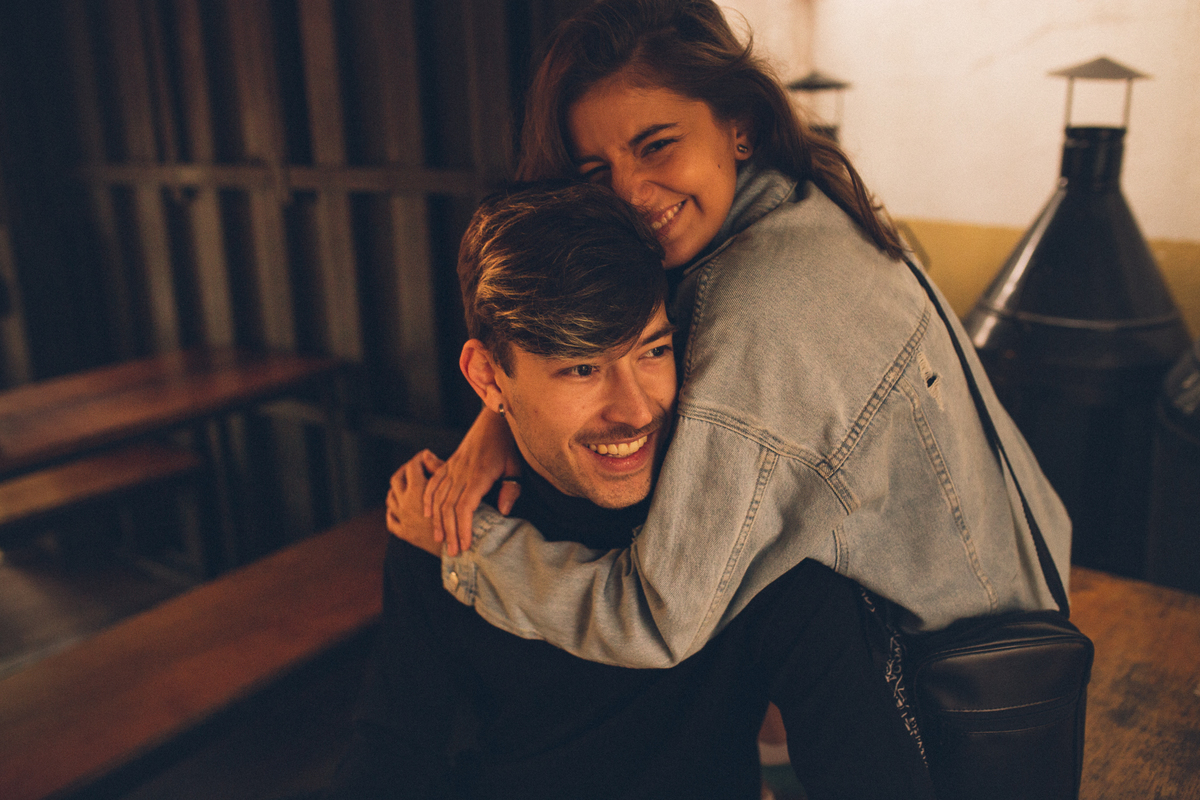 ensaio de casal são paulo. Pré casamento em são paulo. Foto de casal em casa na cama. Jessica Mendes Fotografia. Casal descolado . Fotos de casal fumando.