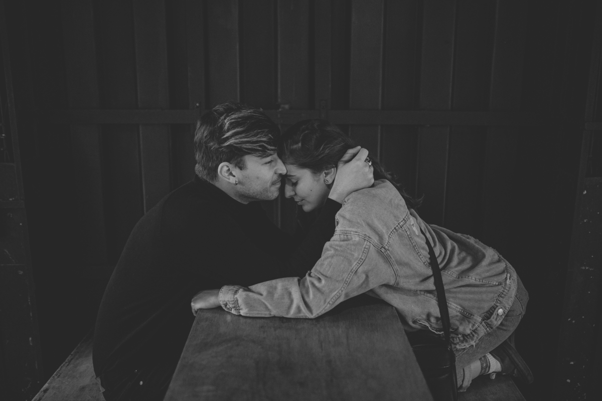 ensaio de casal são paulo. Pré casamento em são paulo. Foto de casal em casa na cama. Jessica Mendes Fotografia. Casal descolado . Fotos de casal fumando.