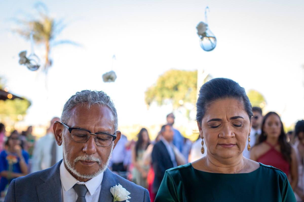 Jessica Mendes fotografia. fotos de  casamento no campo de dia.  Fotógrafa de casamento em Recife e região. Fotógrafo de casamento em Recife, Caruaru e Região. Cerimônia religiosa evangélica no campo. Filhos lavam os pés dos pais em cerimônia.