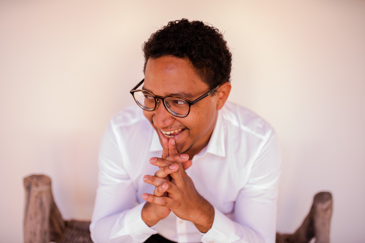 Jessica Mendes fotografia. fotos de  casamento no campo de dia.  Fotógrafa de casamento em Recife e região. Fotógrafo de casamento em Regife, Caruaru e Região. Making of do noivo numa casa de madeira.