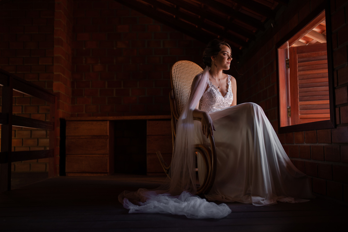 Jessica Mendes fotografia. fotos de  casamento no campo de dia.  Fotógrafa de casamento em Recife e região. Fotógrafo de casamento em Regife, Caruaru e Região. Making of da noiva numa casa de madeira.