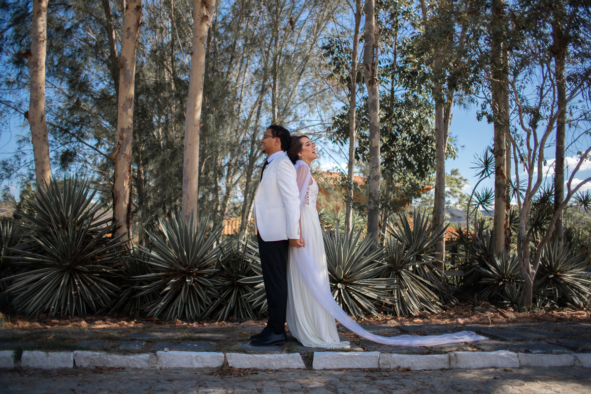 Jessica Mendes fotografia. fotos de  casamento no campo de dia.  Fotógrafa de casamento em Recife e região. Fotógrafo de casamento em Recife, Caruaru e Região. First look. Casal se encontrando antes da cerimônia.