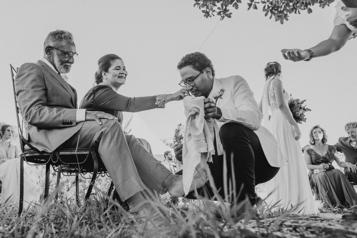 Jessica Mendes fotografia. fotos de  casamento no campo de dia.  Fotógrafa de casamento em Recife e região. Fotógrafo de casamento em Recife, Caruaru e Região. Cerimônia religiosa evangélica no campo. Filhos lavam os pés dos pais em cerimônia.