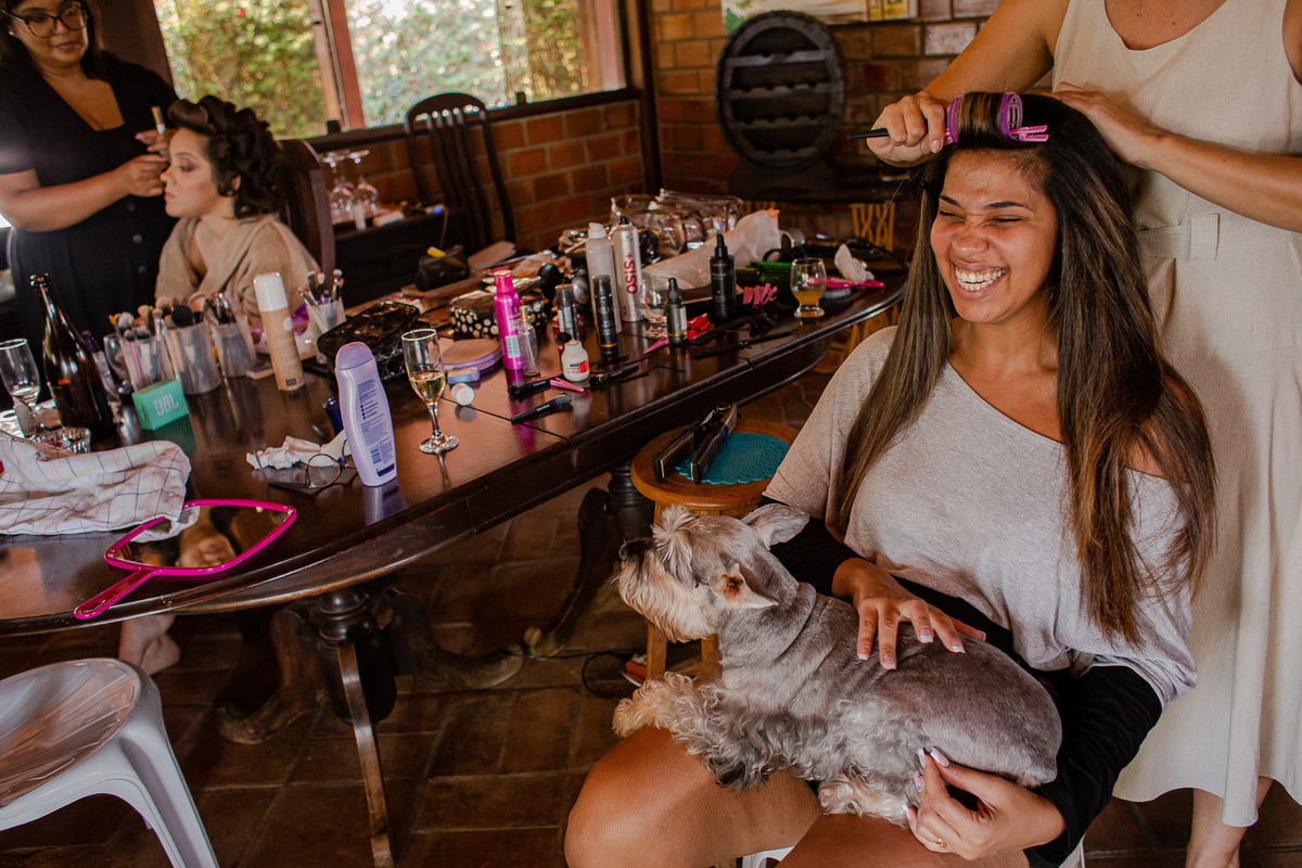 Jessica Mendes fotografia. fotos de  casamento no campo de dia.  Fotógrafa de casamento em Recife e região. Fotógrafo de casamento em Regife, Caruaru e Região. Making of da noiva numa casa de madeira.