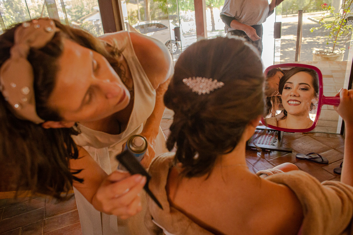 Jessica Mendes fotografia. fotos de  casamento no campo de dia.  Fotógrafa de casamento em Recife e região. Fotógrafo de casamento em Regife, Caruaru e Região. Making of da noiva numa casa de madeira.