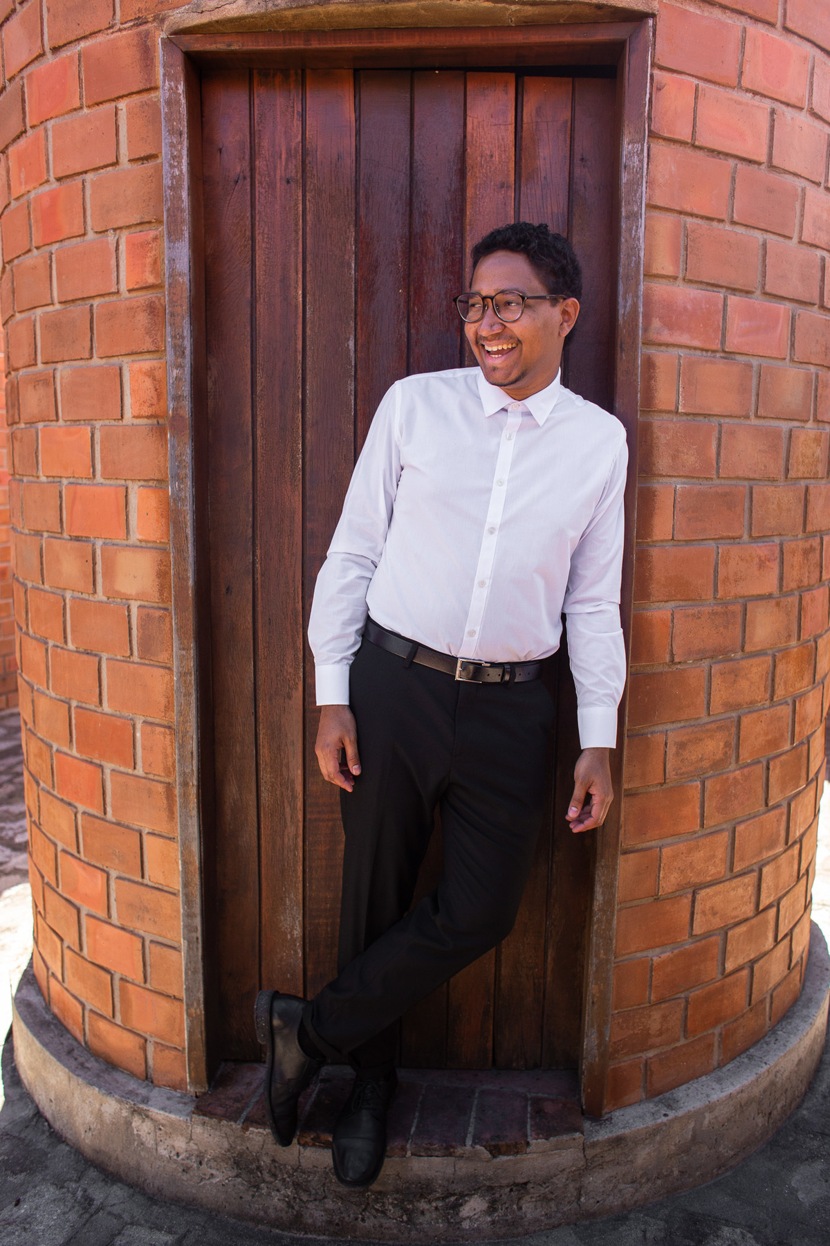 Jessica Mendes fotografia. fotos de  casamento no campo de dia.  Fotógrafa de casamento em Recife e região. Fotógrafo de casamento em Regife, Caruaru e Região. Making of do noivo numa casa de madeira.