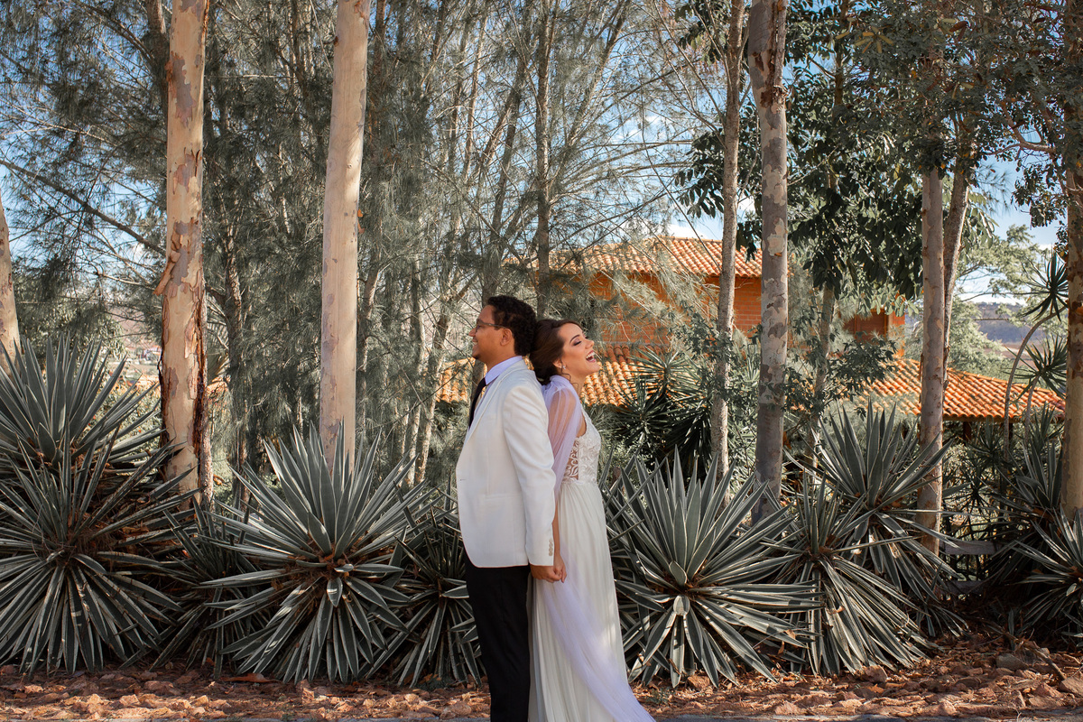 Jessica Mendes fotografia. fotos de  casamento no campo de dia.  Fotógrafa de casamento em Recife e região. Fotógrafo de casamento em Recife, Caruaru e Região. First look. Casal se encontrando antes da cerimônia.