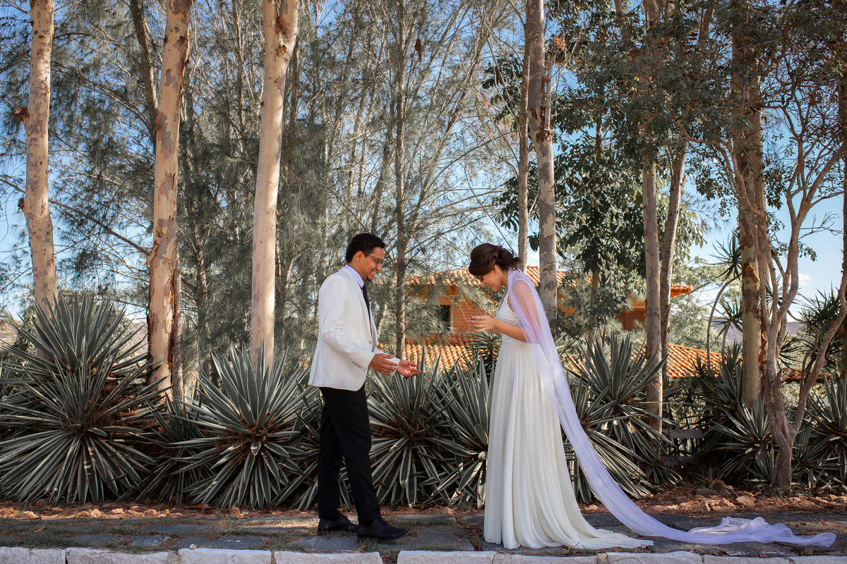 Jessica Mendes fotografia. fotos de  casamento no campo de dia.  Fotógrafa de casamento em Recife e região. Fotógrafo de casamento em Recife, Caruaru e Região. First look. Casal se encontrando antes da cerimônia.