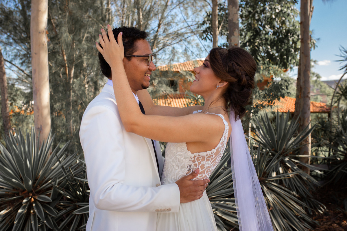 Jessica Mendes fotografia. fotos de  casamento no campo de dia.  Fotógrafa de casamento em Recife e região. Fotógrafo de casamento em Recife, Caruaru e Região. First look. Casal se encontrando antes da cerimônia.