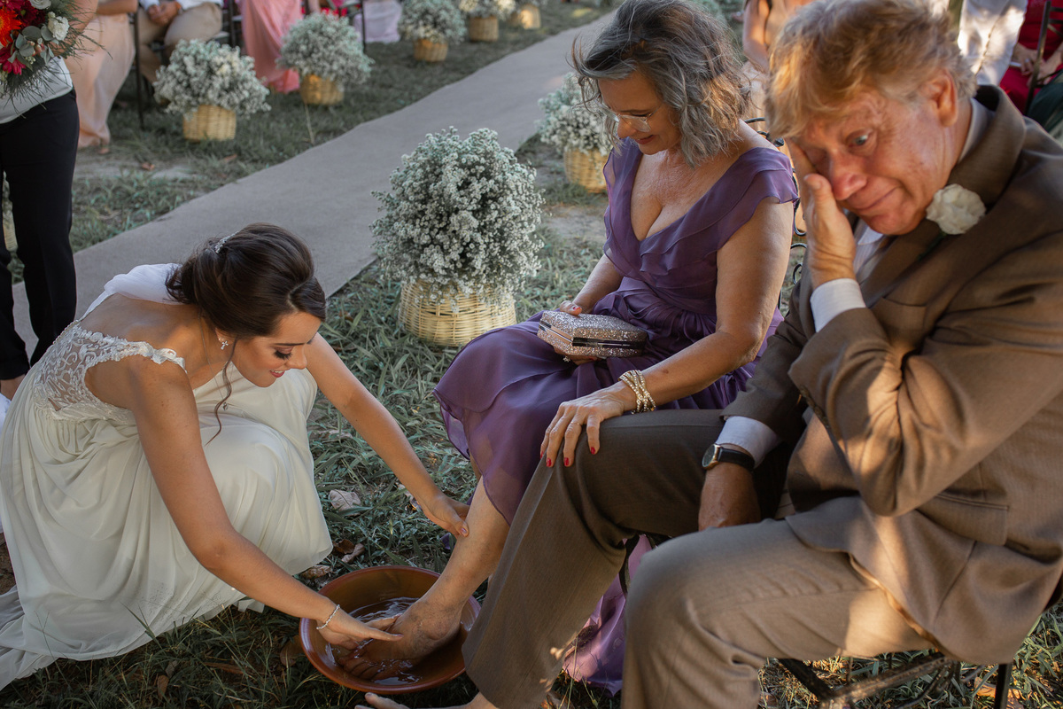 Jessica Mendes fotografia. fotos de  casamento no campo de dia.  Fotógrafa de casamento em Recife e região. Fotógrafo de casamento em Recife, Caruaru e Região. Cerimônia religiosa evangélica no campo. Filhos lavam os pés dos pais em cerimônia.