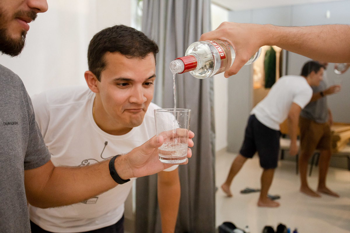 fotografo de casamento em recife PE. fotos do casamento de Bárbara e Luís no final da tarde no espaço casa de chá. making of do noivo bebendo com os amigos.