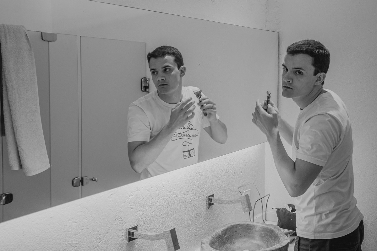 Fotografo de casamento em recife PE. fotos do casamento de Bárbara e Luís no final da tarde no espaço casa de chá. making of do noivo fazendo a barba.