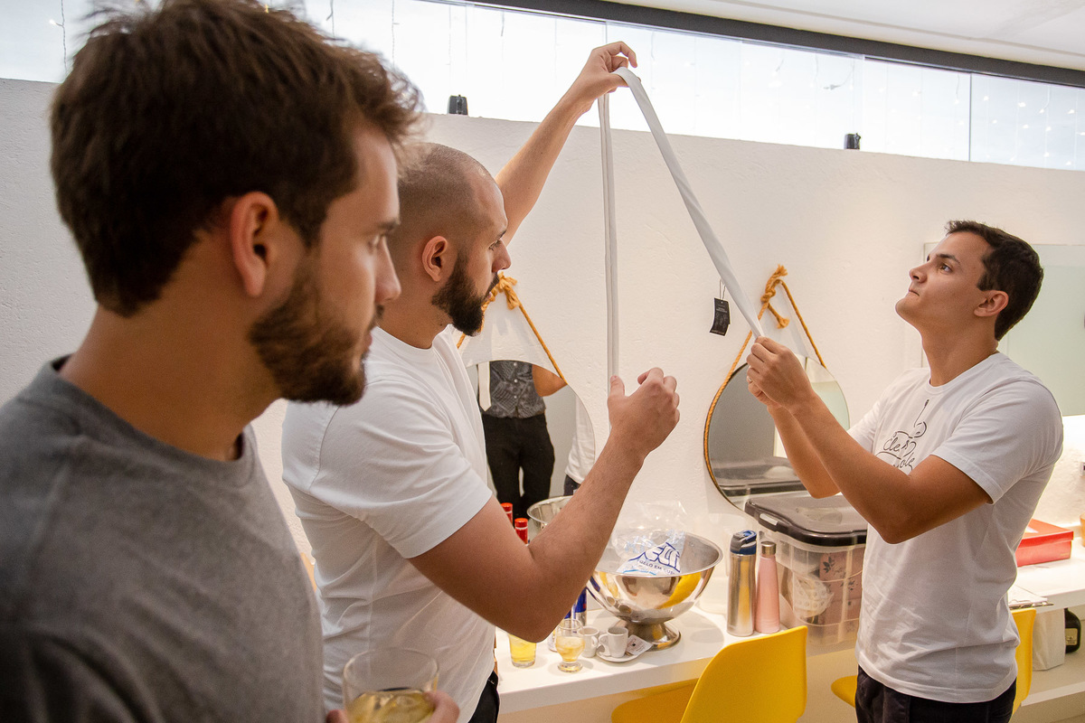 fotografo de casamento em recife PE. fotos do casamento de Bárbara e Luís no final da tarde no espaço casa de chá. making of do noivo se arrumando com os amigos.