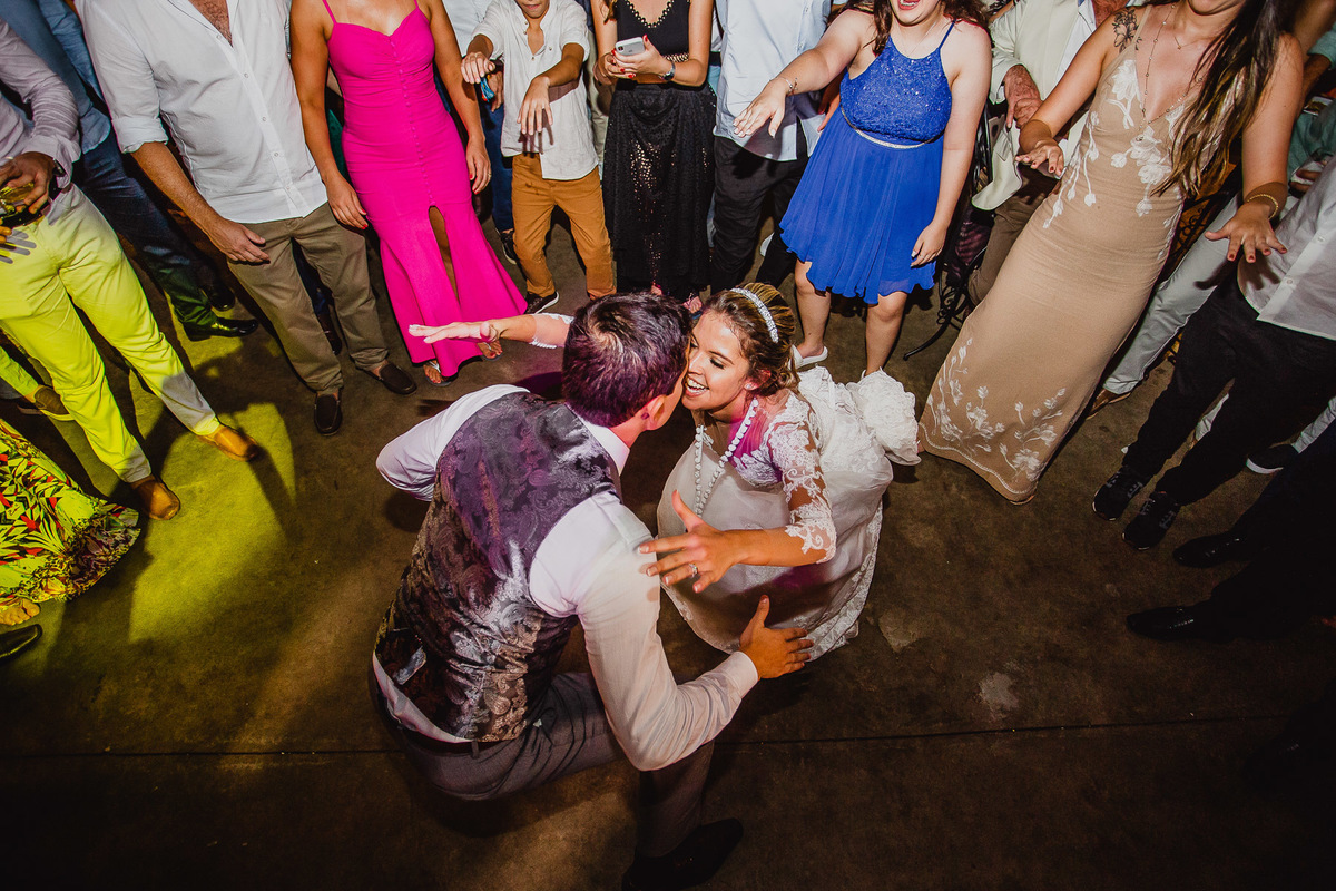 cerimônia de casamento casa de chá recife -pe. casamento de dia no por do sol. Jessica Mendes fotografia. noivos descendo até o chão em festa de casamento.