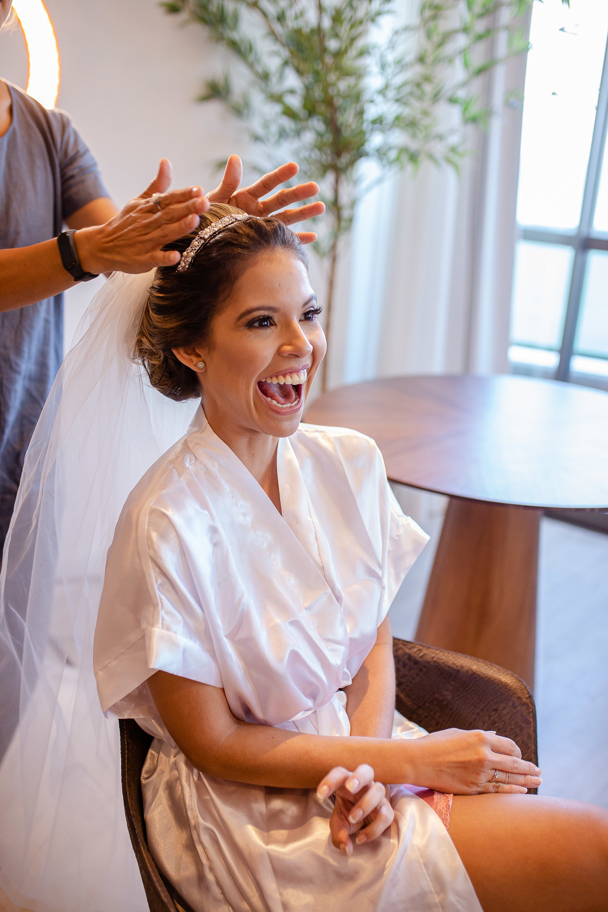 fotografia de casamento. foto de making of da noiva colocando o véu 