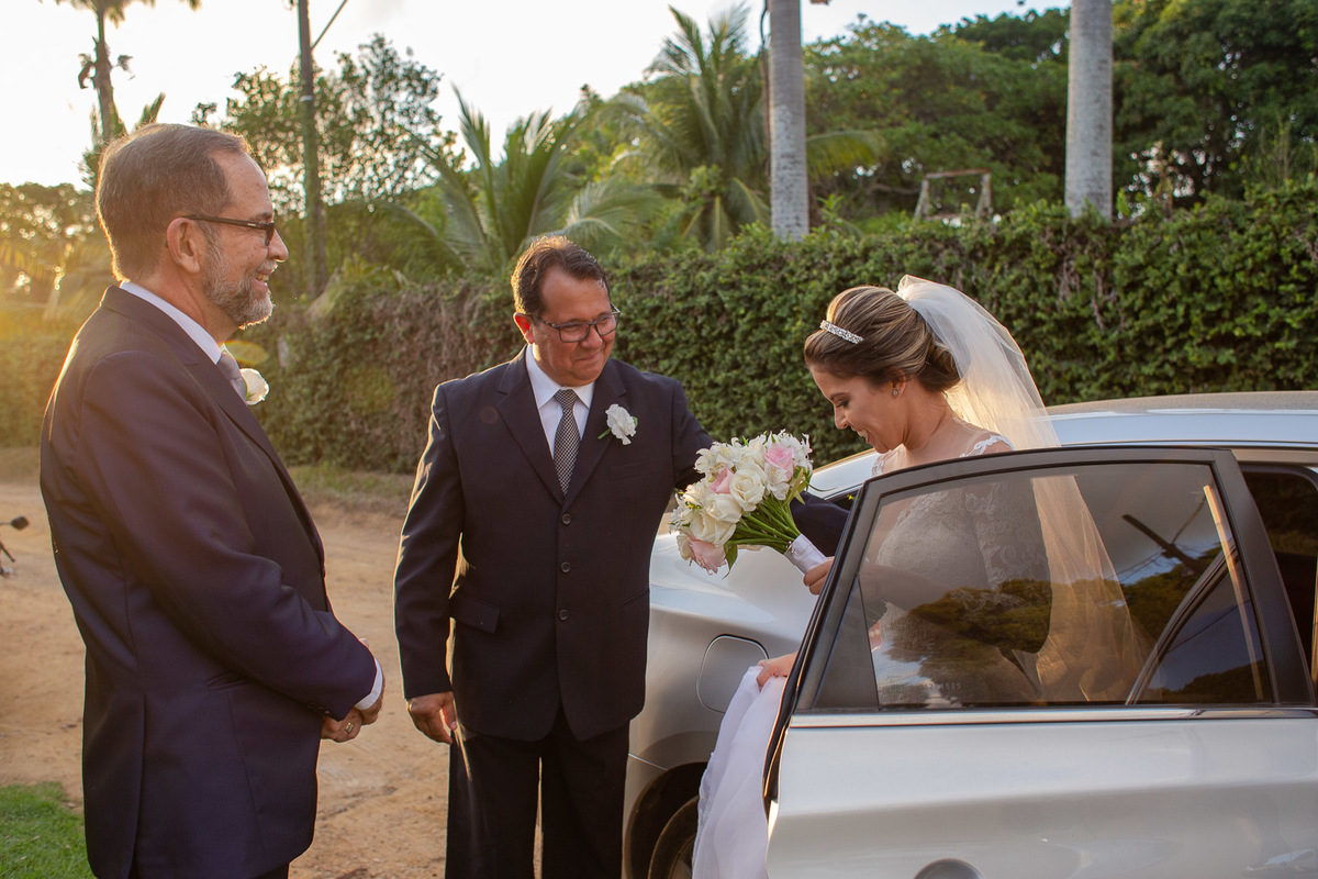 cerimônia de casamento casa de chá recife -pe. casamento de dia no por do sol. Jessica Mendes fotografia. noiva sendo levada pelos pais.
