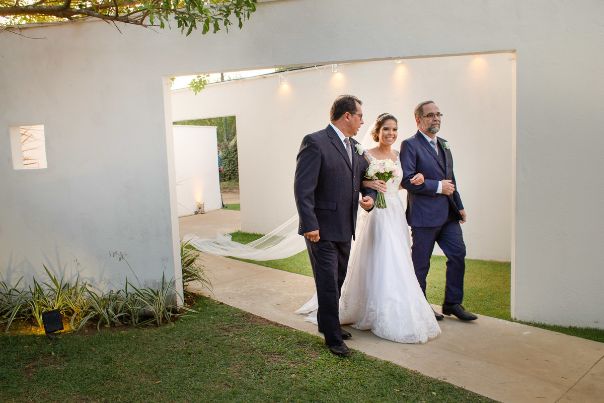 cerimônia de casamento casa de chá recife -pe. casamento de dia no por do sol. Jessica Mendes fotografia. noiva sendo levada pelos pais.