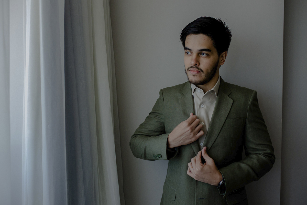 foto do noivo no making do dia do casamento.