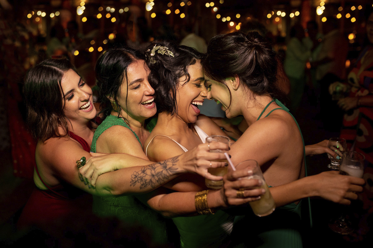 Jessica Mendes fotografia. fotógrafa de casamento, ensaio de casal e gestantes em Recife e região e Caruaru - PE. Foto da festa de casamento de Flora e Arthur. Abraço da noiva com as madrinhas.