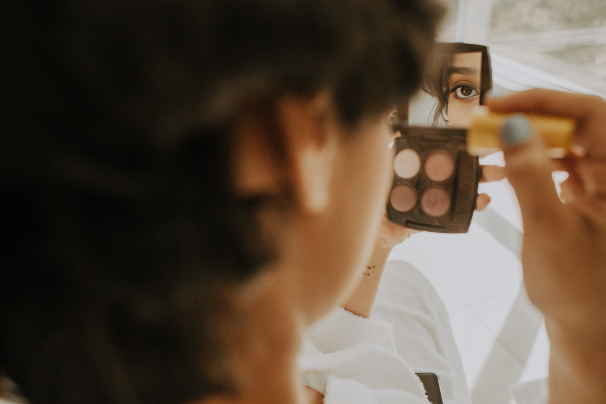 Jessica Mendes fotografia. fotógrafa de casamento, ensaio de casal e gestantes em Recife e região e Caruaru - PE. Foto da noiva no making of se maquiando. 
