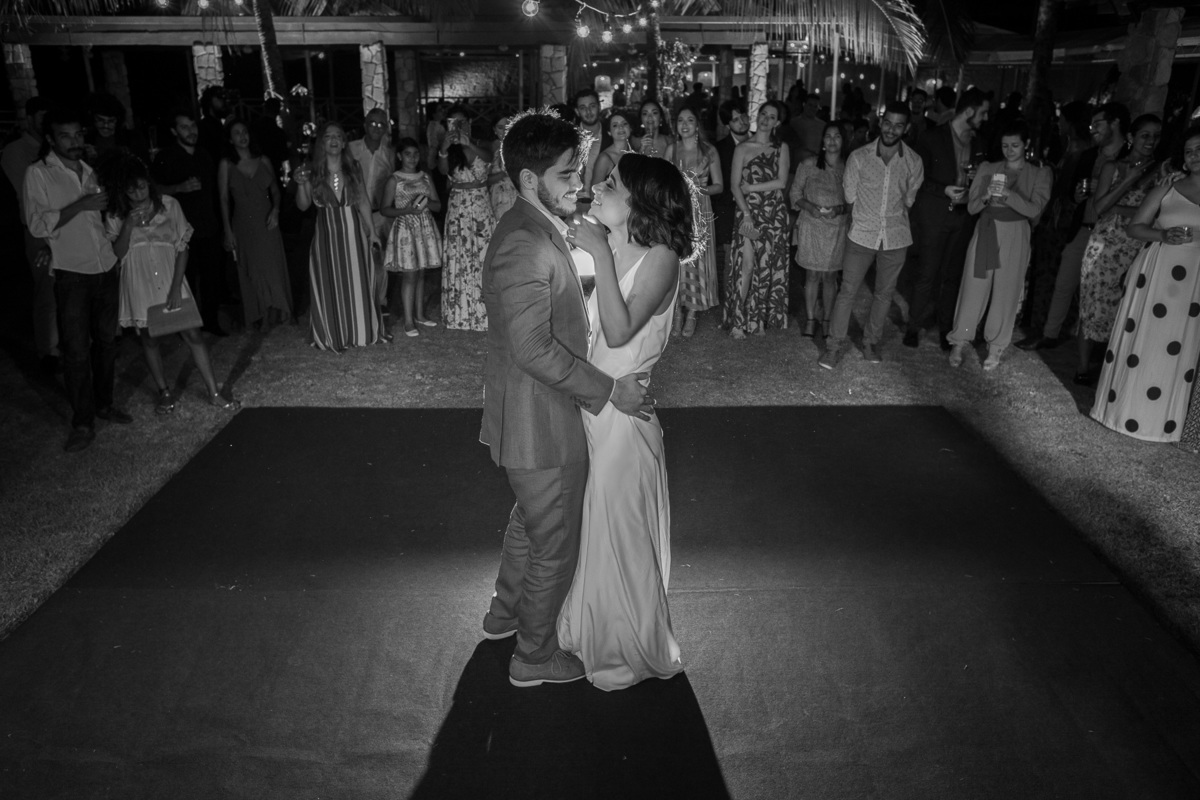 Jessica Mendes fotografia. fotógrafa de casamento, ensaio de casal e gestantes em Recife e região e Caruaru - PE. Foto da festa de casamento de Flora e Arthur. Valsa do casal. Primeira dança.