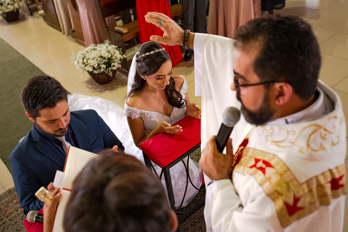 cerimônia religiosa. foto do casal rezando na cerimônia de casamento. fotografia de casamento. Jessica Mendes fotografia. fotógrafa de casamento em Recife, caruaru e região. Padre dando a bênção.