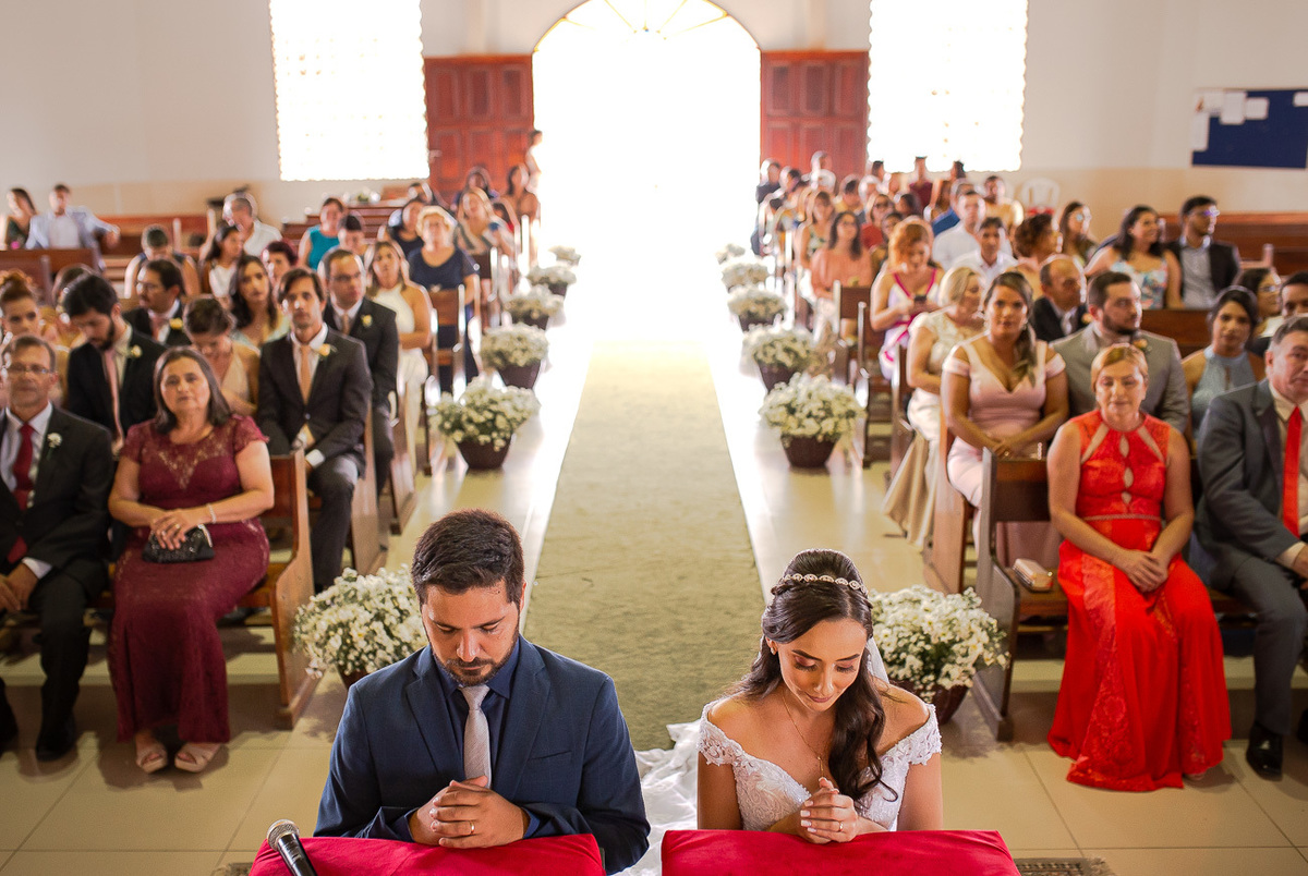 cerimônia religiosa. foto do casal rezando na cerimônia de casamento. fotografia de casamento. Jessica Mendes fotografia. fotógrafa de casamento em Recife, caruaru e região. 