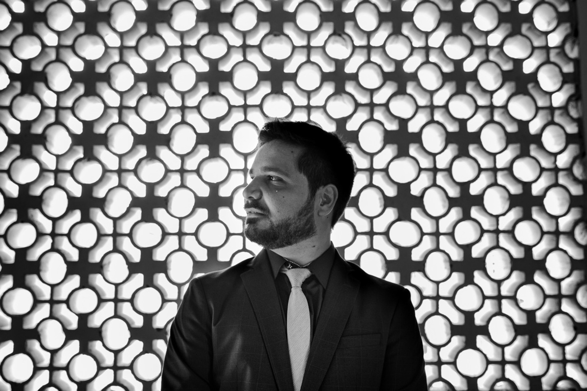 fotografia de casamento. retrato do noivo na igreja. Jessica Mendes fotografia. fotógrafa de casamento em Recife, caruaru e região. 