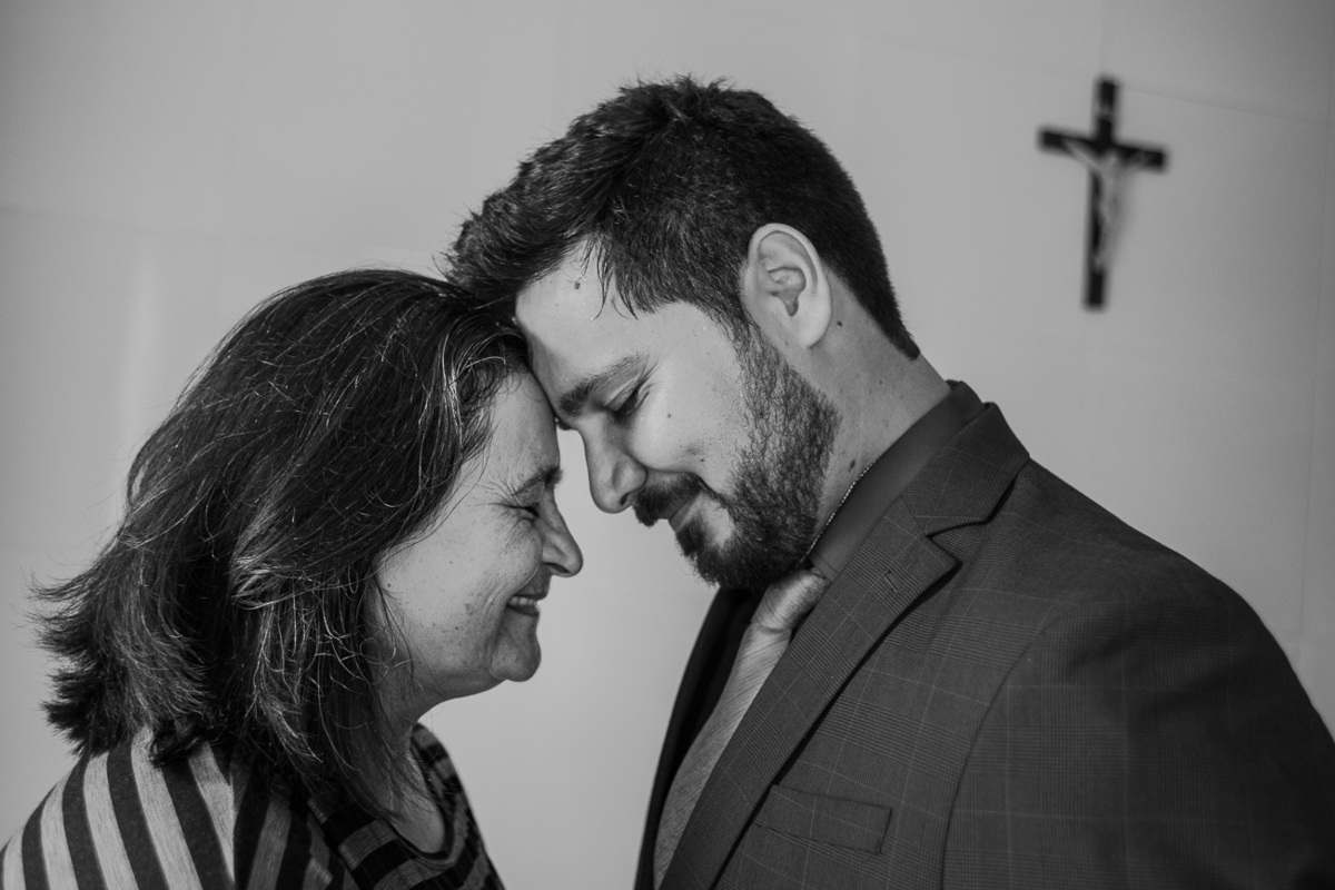 fotografia de casamento. Jessica Mendes fotografia. fotógrafa de casamento em Recife, caruaru e região. making of do noivo com a mãe