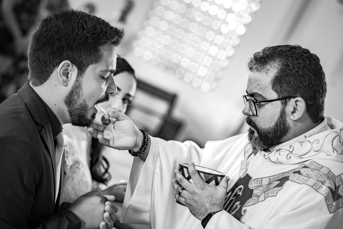 cerimônia religiosa. foto do casal comungando na cerimônia de casamento. fotografia de casamento. Jessica Mendes fotografia. fotógrafa de casamento em Recife, caruaru e região. 