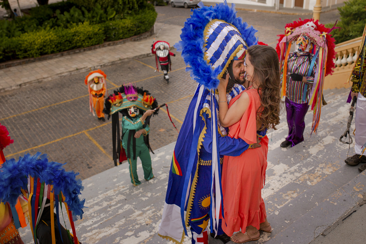 ensaio de casal na cidade de Triundo-PE. Fotos de pré casamento em Pernambuco. Jessica mendes fotografia. Caretas de triunfo- PE no carnaval. Roupa de careta pernambuco.