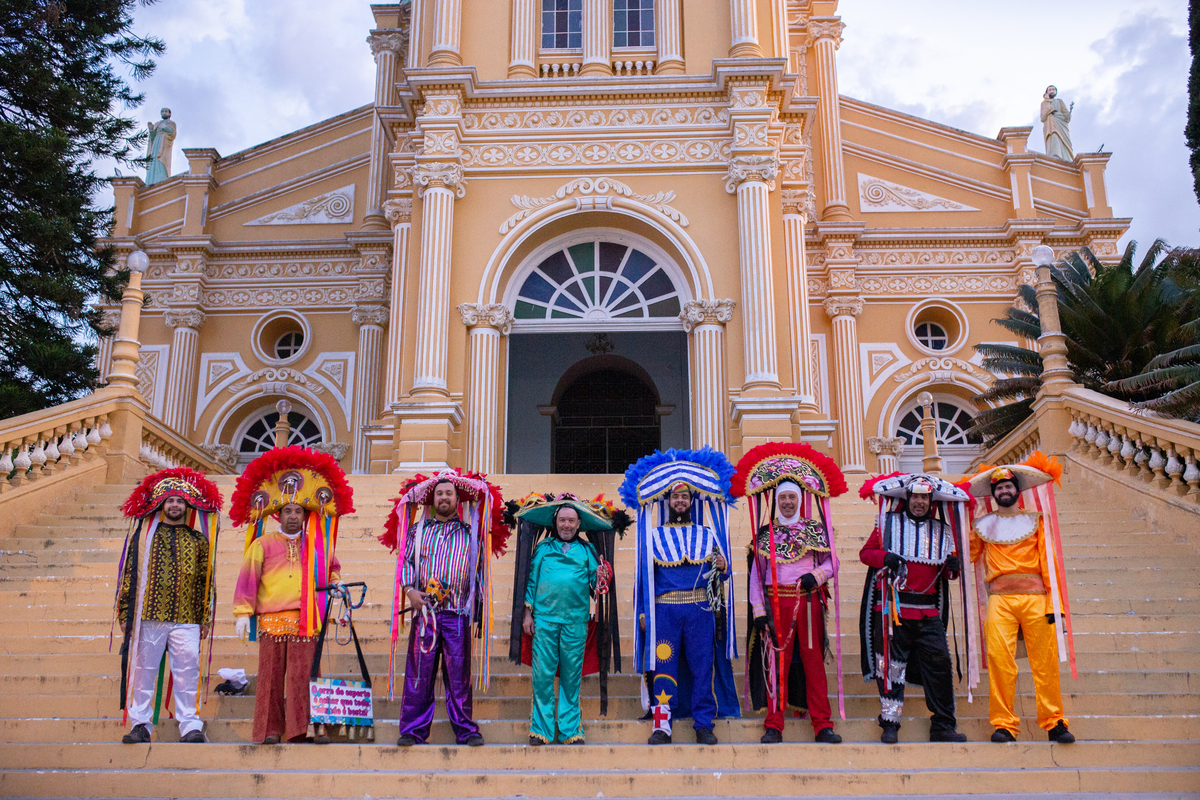 ensaio de casal na cidade de Triundo-PE. Fotos de pré casamento em Pernambuco. Jessica mendes fotografia. Caretas de triunfo- PE no carnaval. Roupa de careta pernambuco.