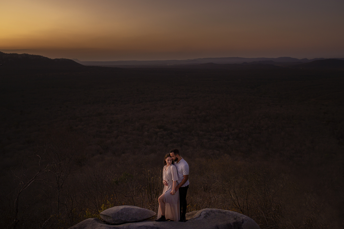 ensaio de casal na cidade de Triundo-PE. Fotos de pré casamento em Pernambuco. Jessica mendes fotografia. fotos de casal nas pedras no pôr do sol.