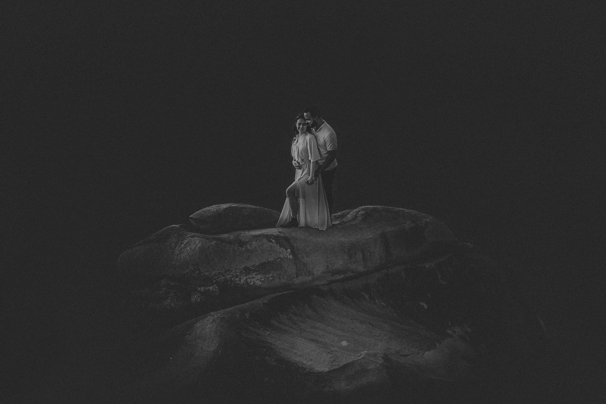 ensaio de casal na cidade de Triundo-PE. Fotos de pré casamento em Pernambuco. Jessica mendes fotografia. fotos de casal nas pedras no pôr do sol.