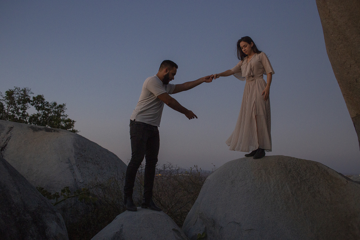 ensaio de casal na cidade de Triundo-PE. Fotos de pré casamento em Pernambuco. Jessica mendes fotografia. fotos de casal nas pedras no pôr do sol.