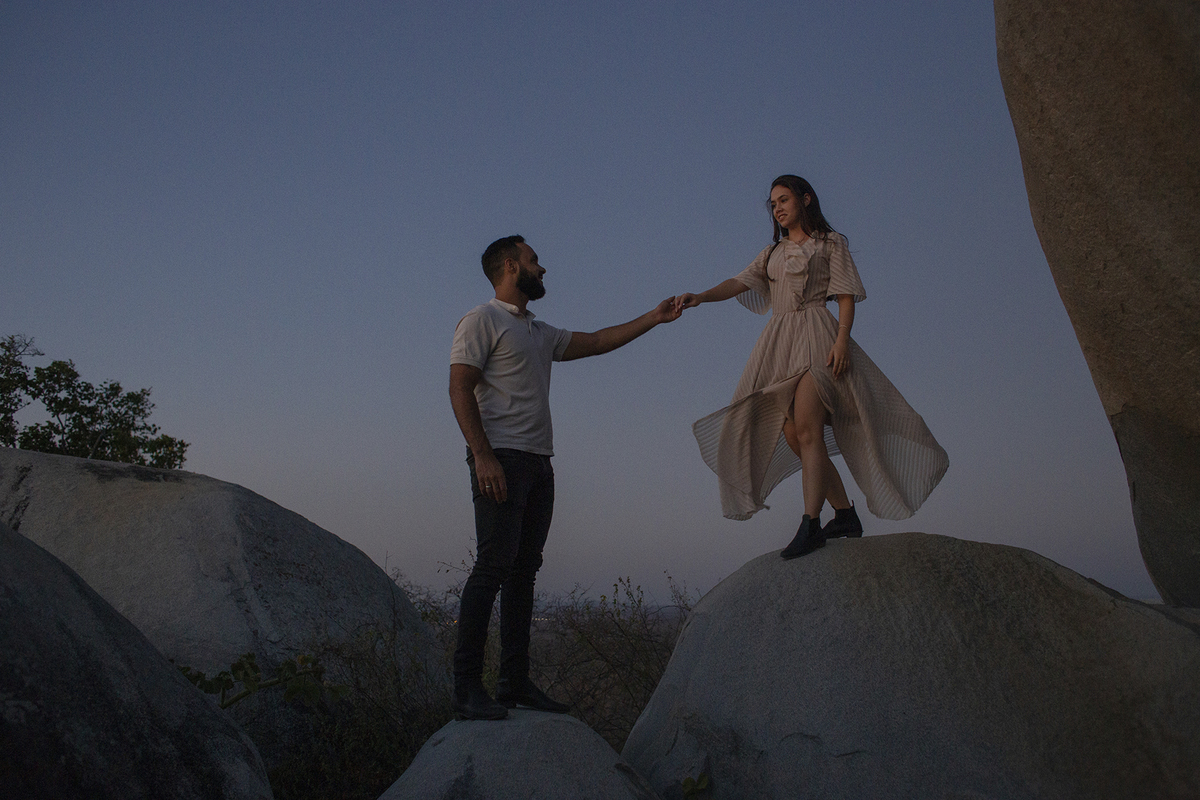 ensaio de casal na cidade de Triundo-PE. Fotos de pré casamento em Pernambuco. Jessica mendes fotografia. fotos de casal nas pedras no pôr do sol.