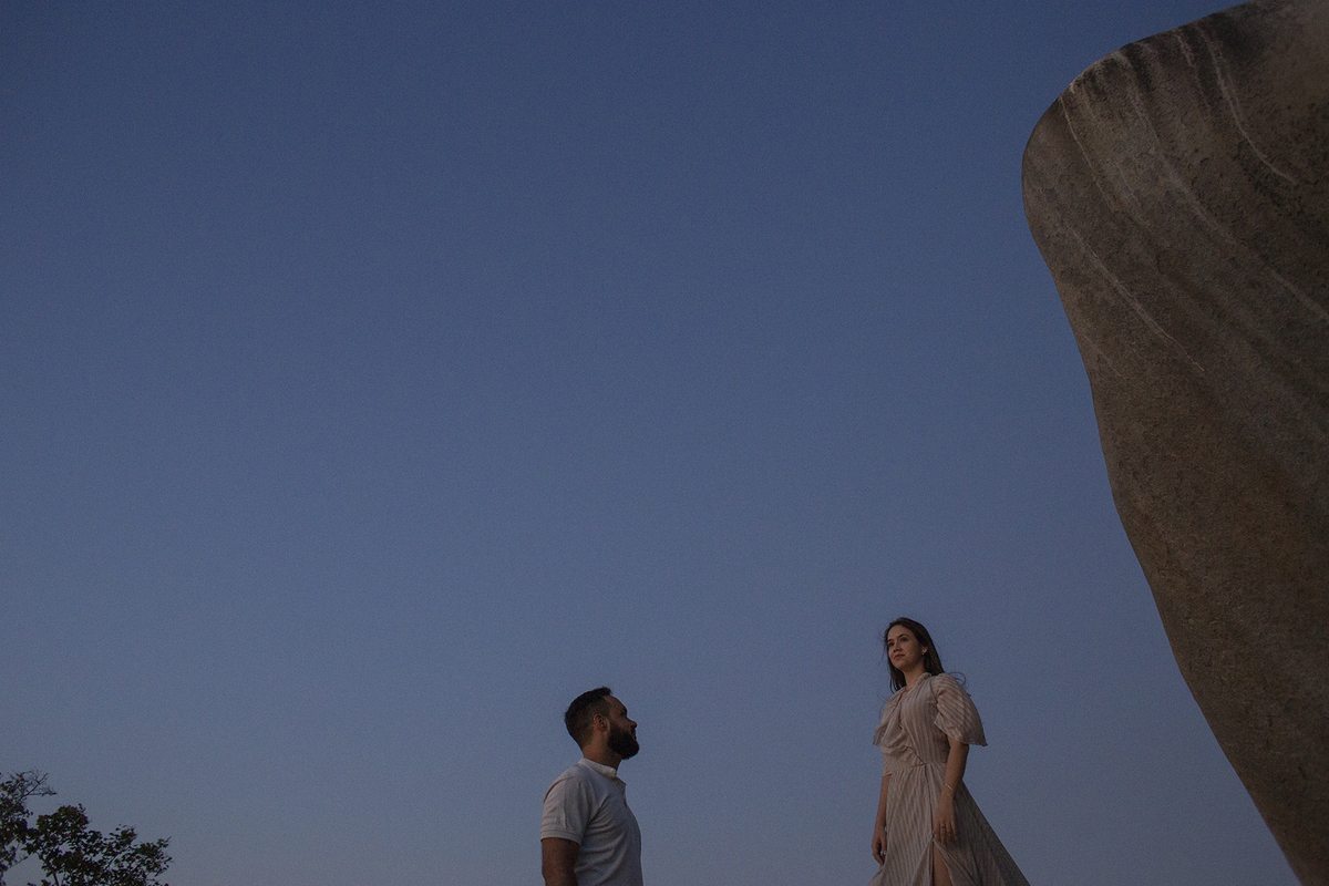ensaio de casal na cidade de Triundo-PE. Fotos de pré casamento em Pernambuco. Jessica mendes fotografia. fotos de casal nas pedras no pôr do sol.