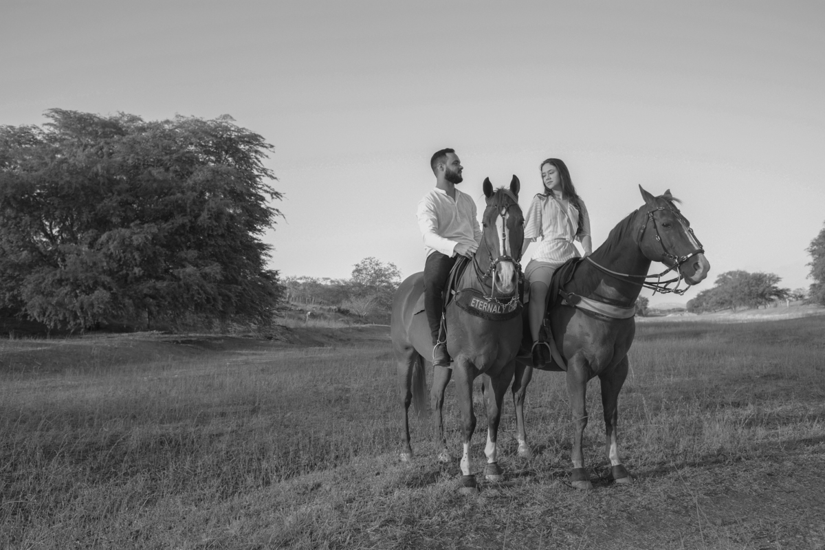 ensaio de casal na cidade de Triundo-PE. Fotos de pré casamento em Pernambuco. Jessica mendes fotografia. fotos de casal na fazenda andando a cavalo.