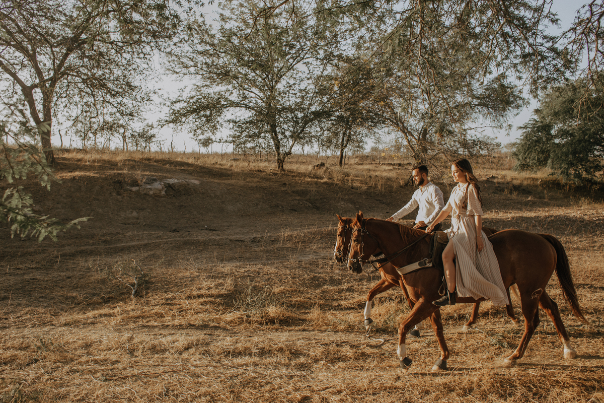 ensaio de casal na cidade de Triundo-PE. Fotos de pré casamento em Pernambuco. Jessica mendes fotografia. fotos de casal na fazenda andando a cavalo.