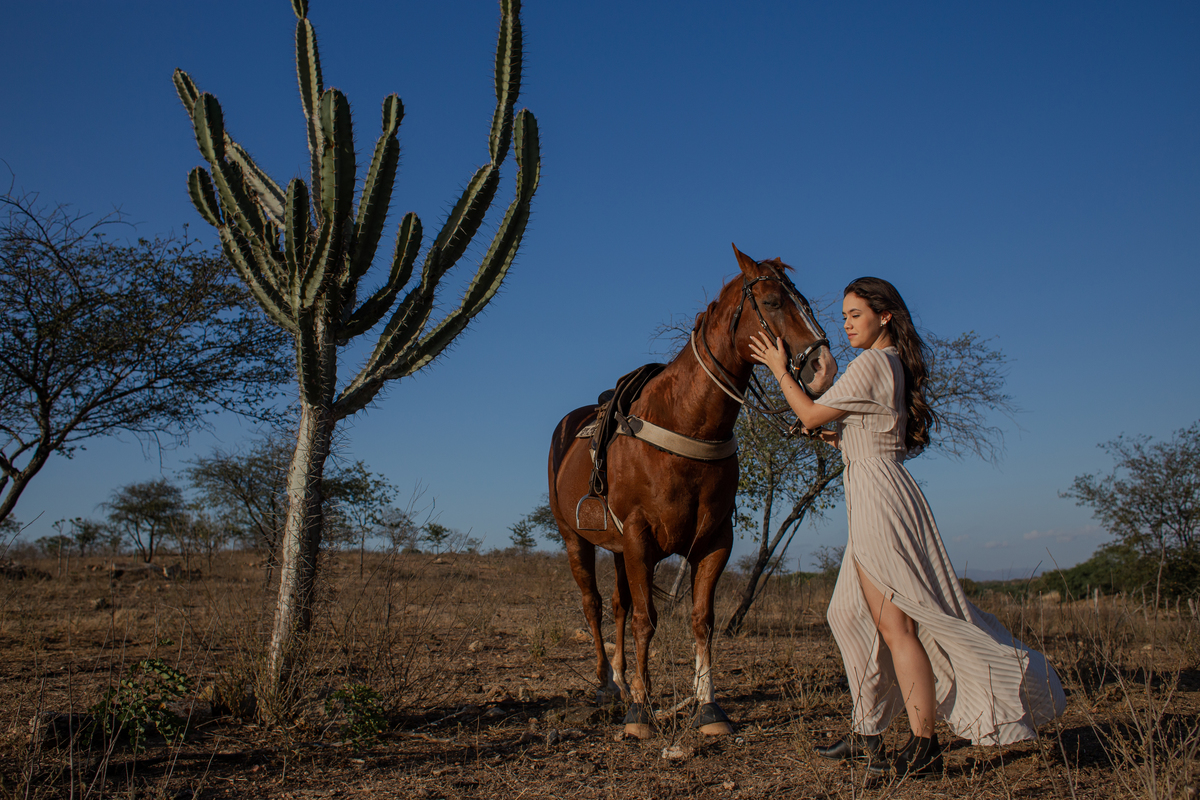 ensaio de casal na cidade de Triundo-PE. Fotos de pré casamento em Pernambuco. Jessica mendes fotografia. fotos de casal na fazenda com cavalos.