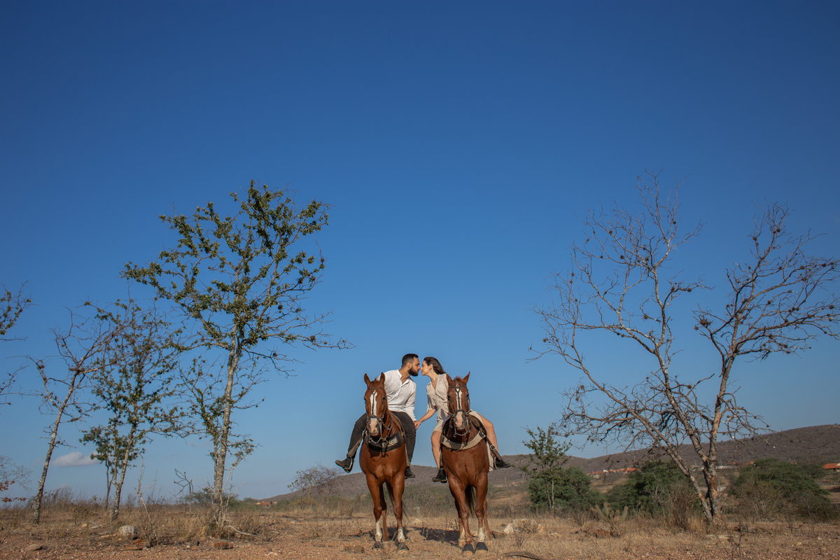 ensaio de casal na cidade de Triundo-PE. Fotos de pré casamento em Pernambuco. Jessica mendes fotografia. fotos de casal na fazenda com cavalos.